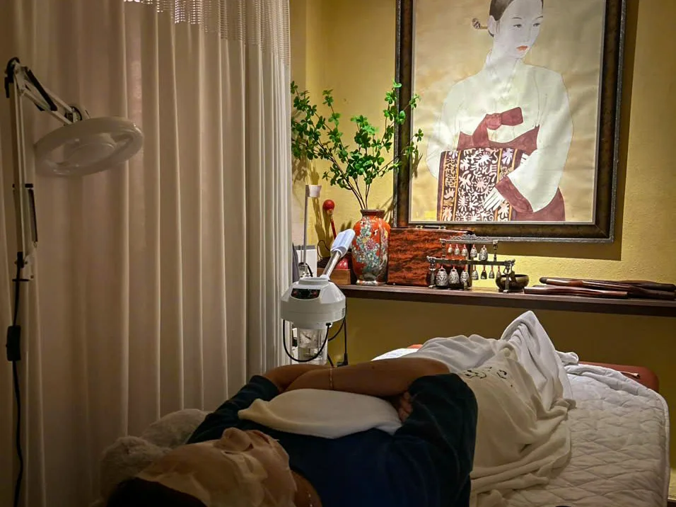 Khách thư giãn trong buổi chăm sóc da tại Harmonie Beauté