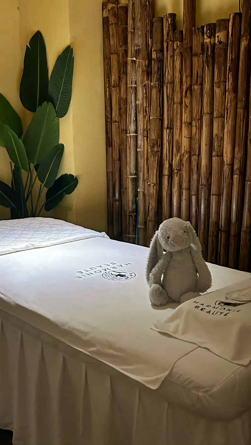 Phòng trị liệu riêng tại Harmonie Beauté với giường trải khăn thêu logo